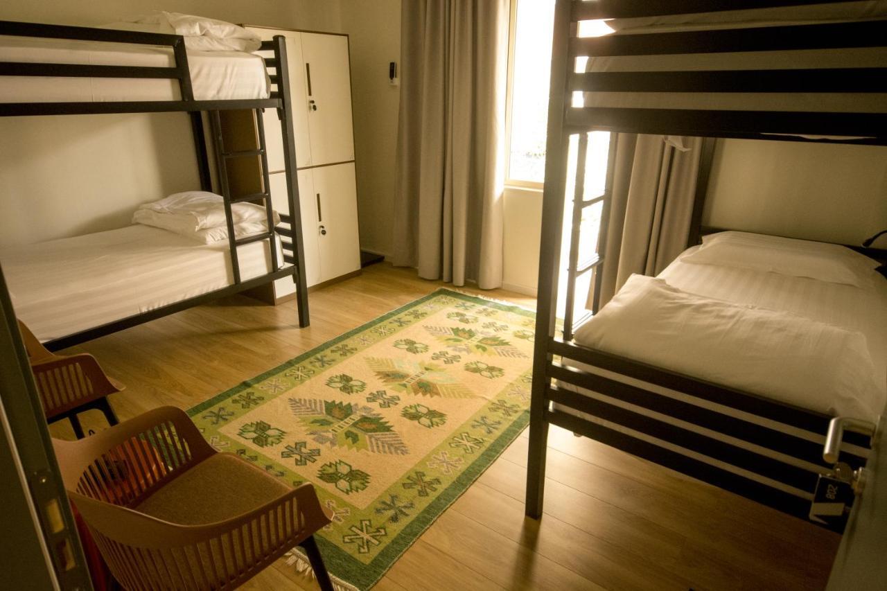 Vanilla Sky Boutique Hostel Тирана Екстериор снимка